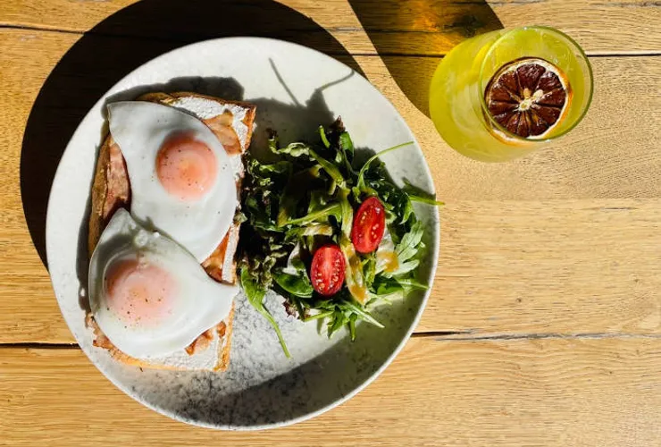 Brunch με αυγά και λιμοντσέλο