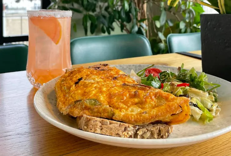 Brunch με ομελέτα μανιταριών