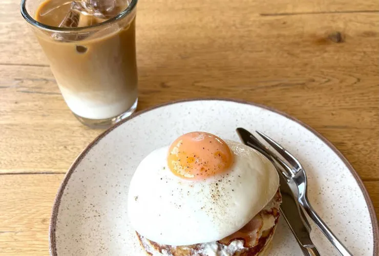 Brunch με pancakes και αυγό ποσέ